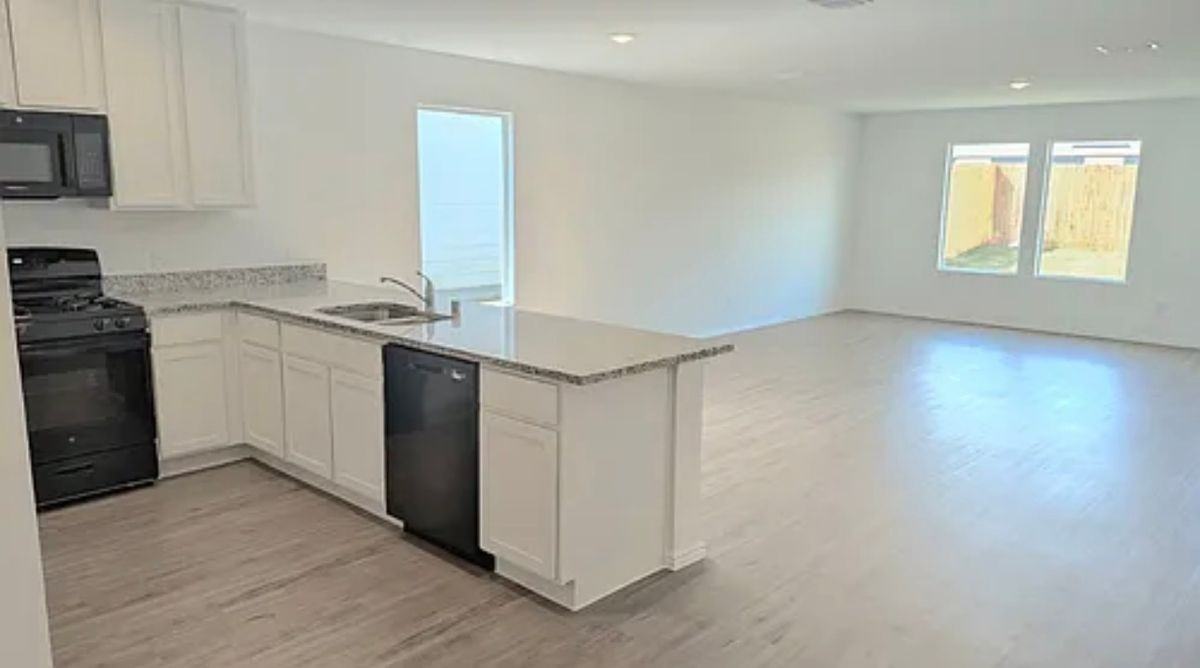1013 Sourgum St - Photo 4 of 10