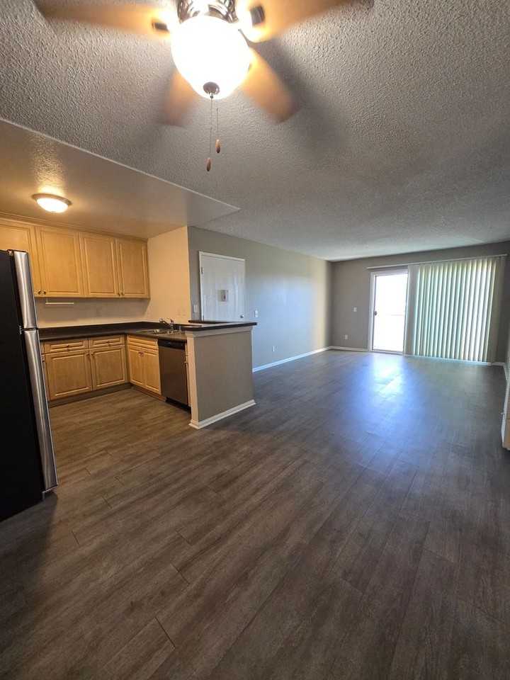 652 Moss St - Photo 2 of 31