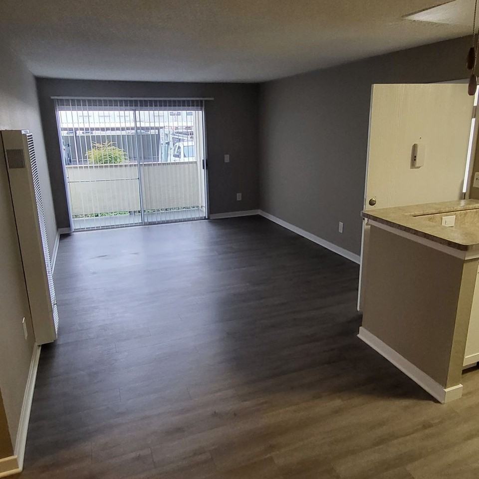 652 Moss St - Photo 3 of 31