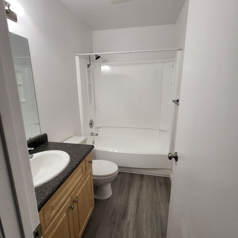 652 Moss St - Photo 5 of 31