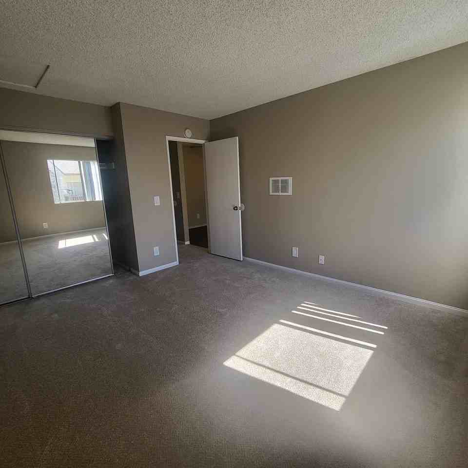652 Moss St - Photo 6 of 31