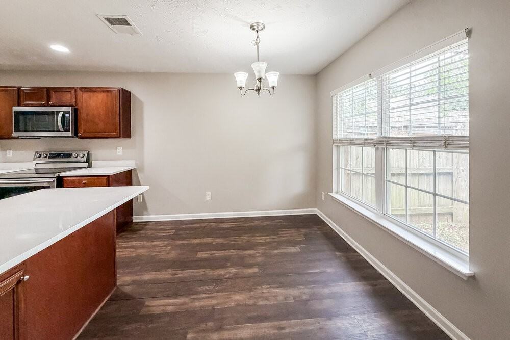 804 Birchmill Pt N - Photo 5 of 16