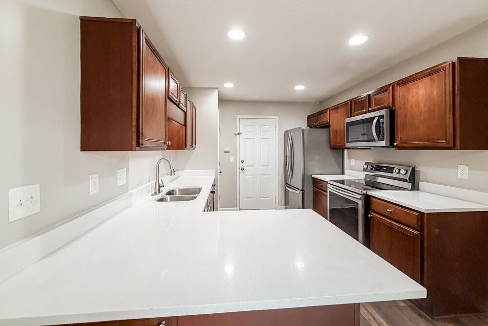804 Birchmill Pt N - Photo 6 of 16