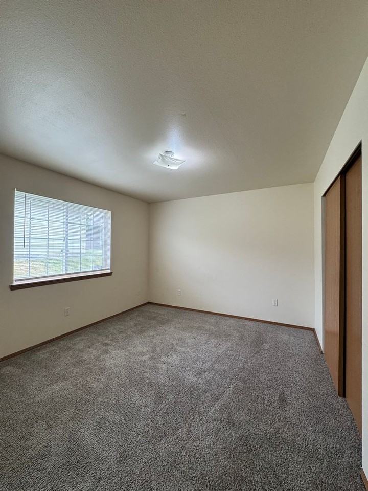 Glacier Apartments - Photo 5 of 19