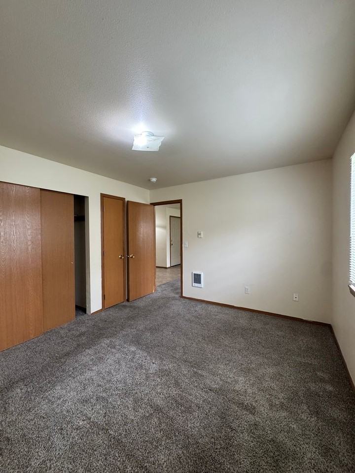 Glacier Apartments - Photo 6 of 19