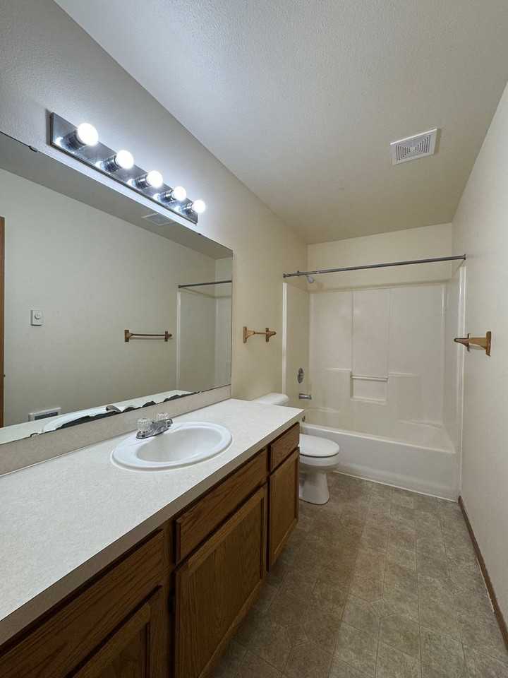 Glacier Apartments - Photo 7 of 19