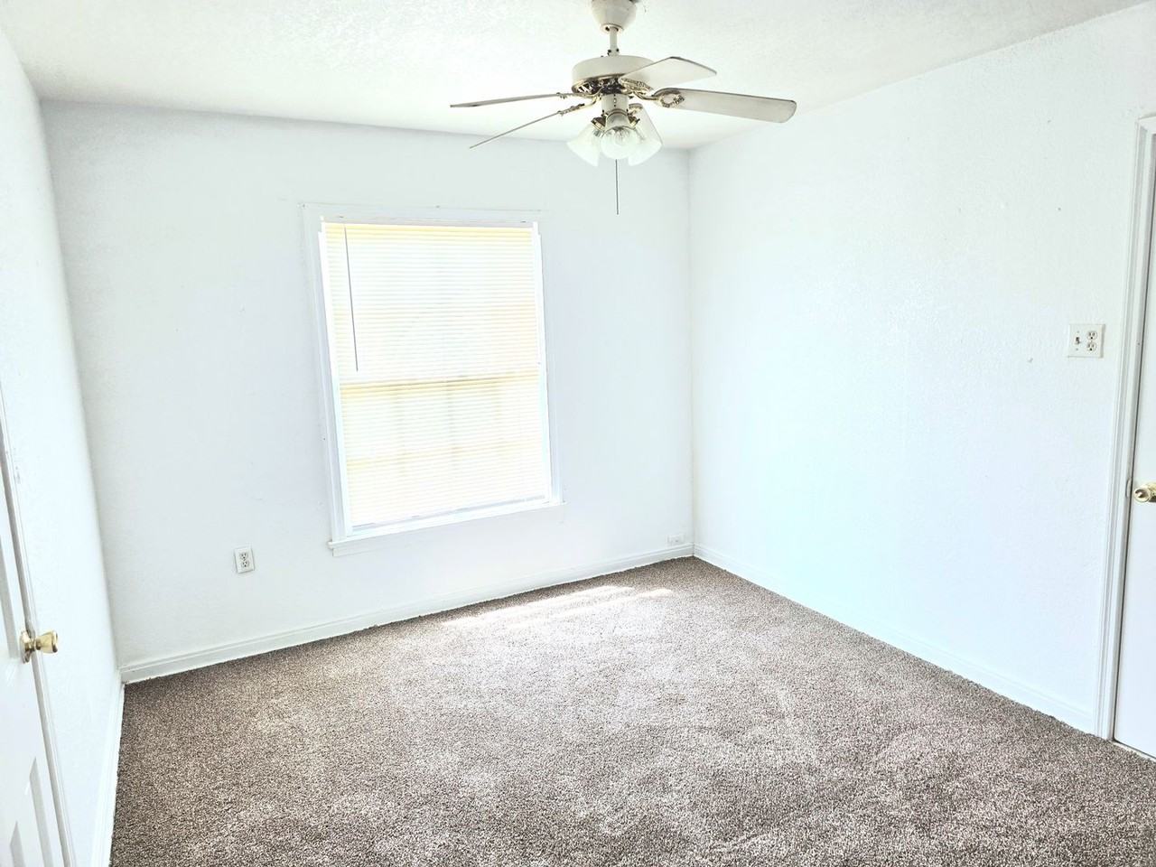 2621 Windsor Ave - Photo 4 of 10