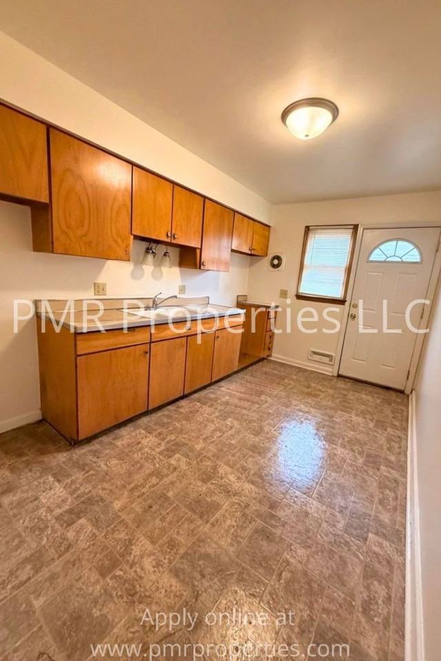 Bedford Square Apartments - Photo 2 of 11