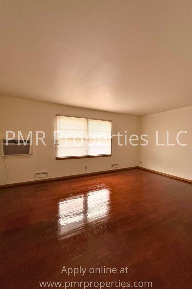 Bedford Square Apartments - Photo 4 of 11