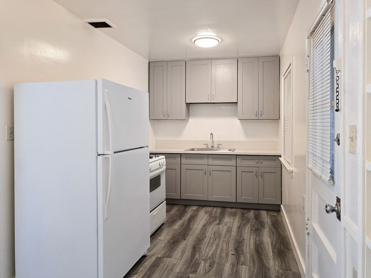 1610 Grismer Ave - Photo 5 of 6
