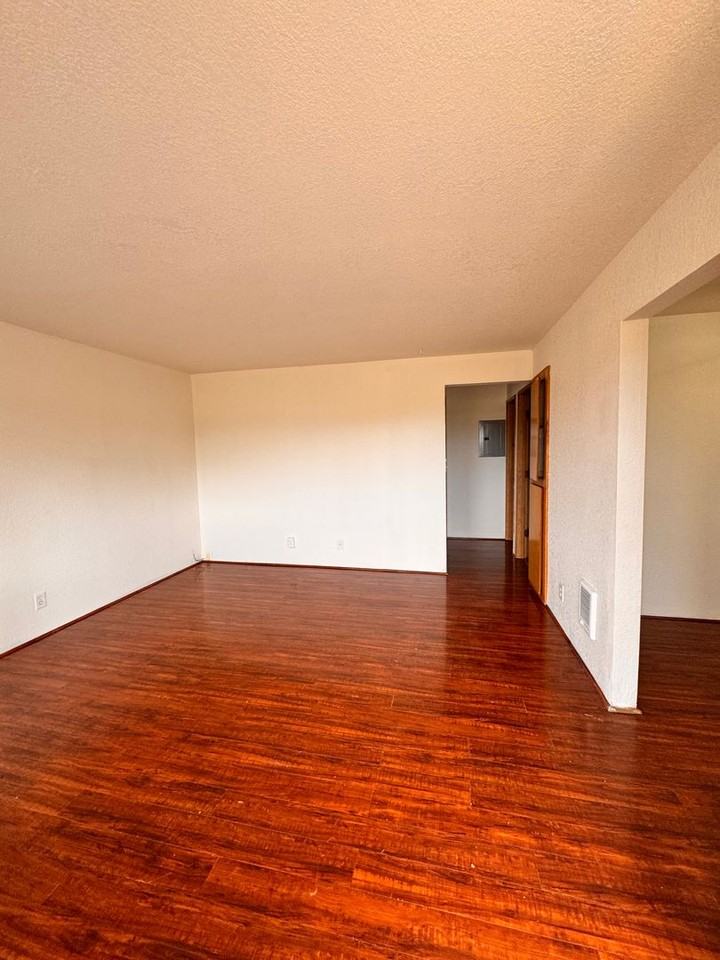 301 Oak St - Photo 2 of 14