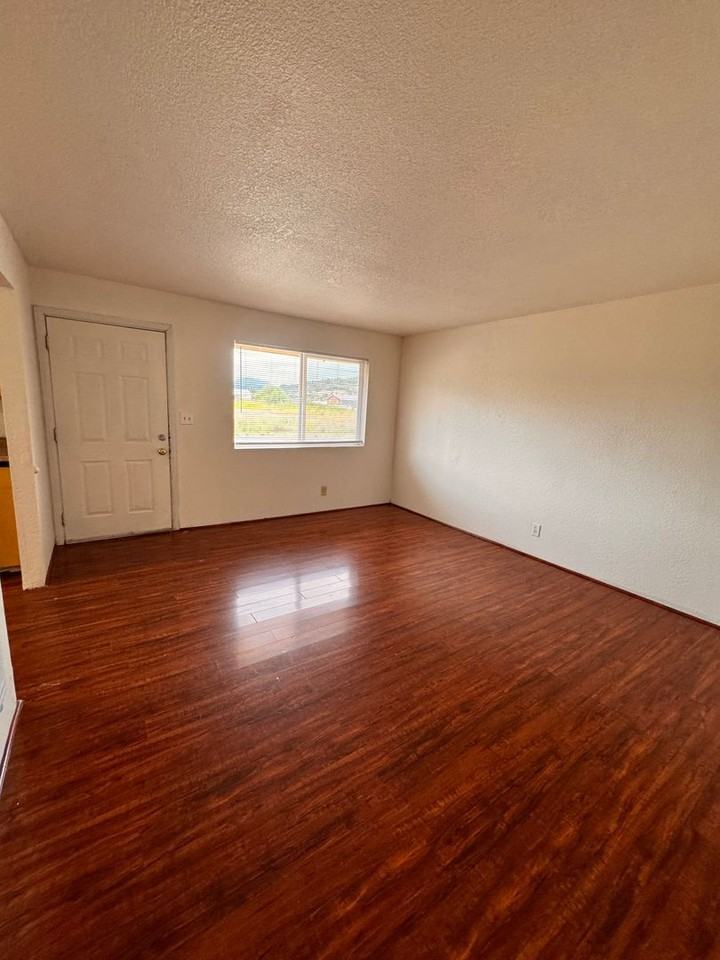 301 Oak St - Photo 3 of 14