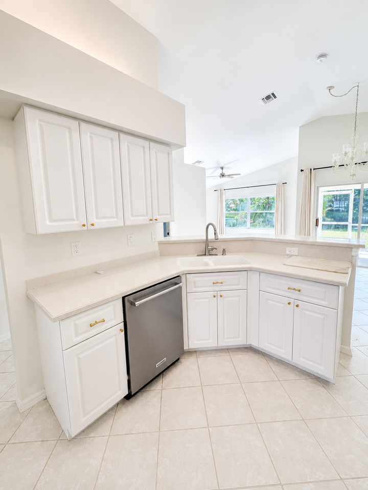 12857 Dresden Ct - Photo 7 of 46