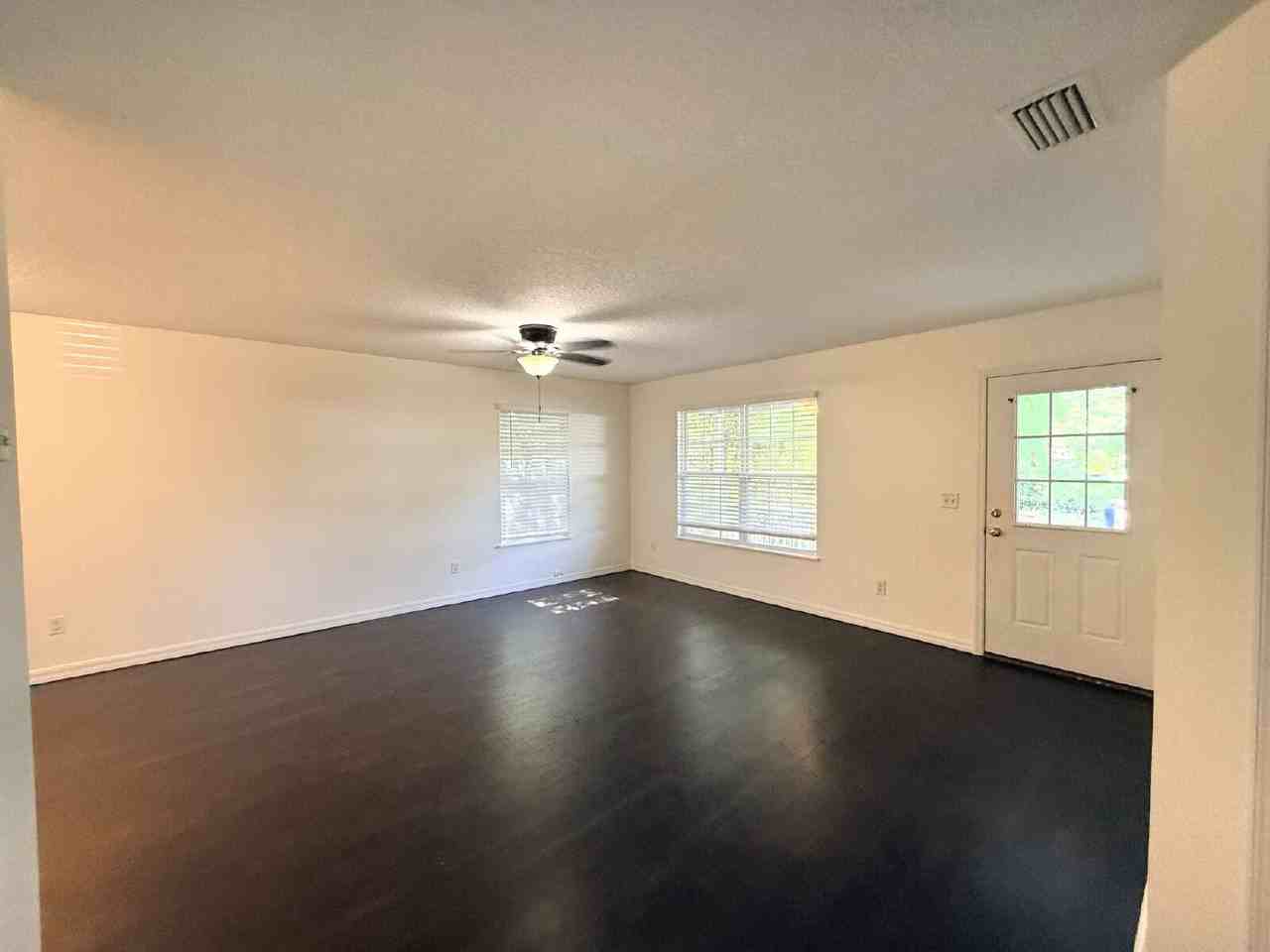 1058 W 15th St - Photo 3 of 22
