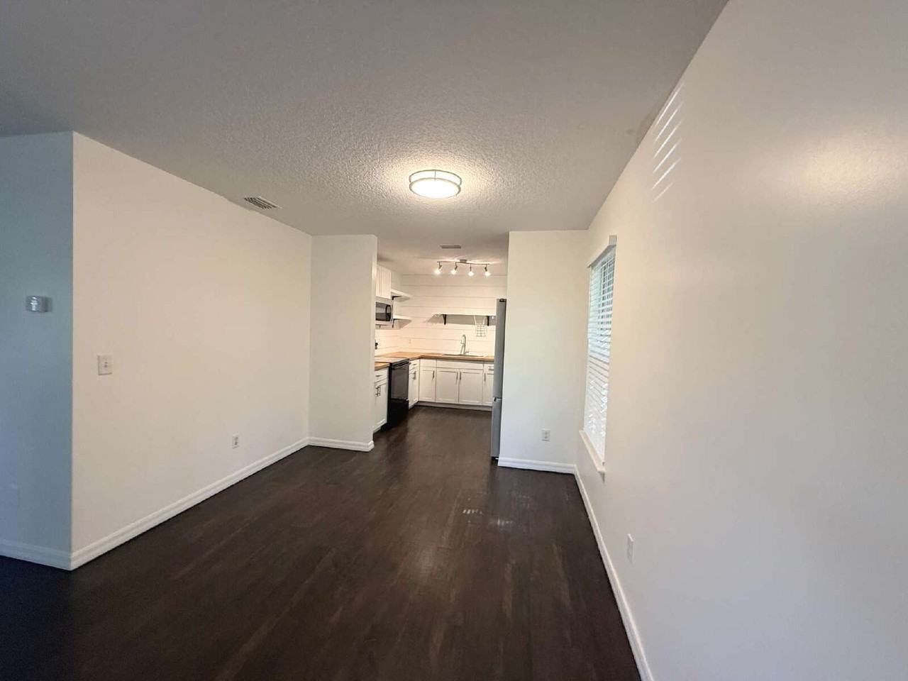1058 W 15th St - Photo 5 of 22