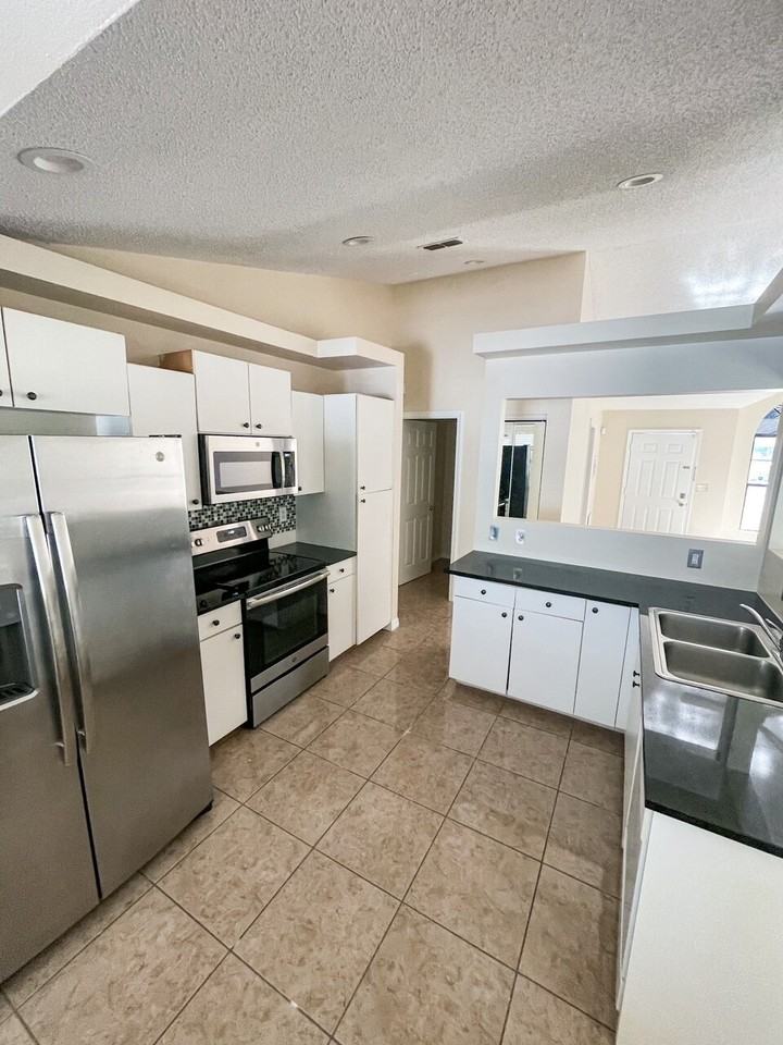 5604 35th Ct E - Photo 3 of 11