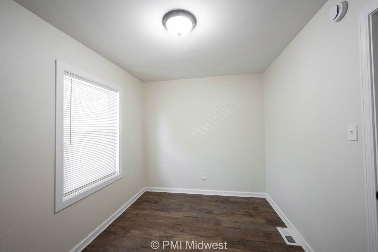 512 N Chester Ave - Photo 7 of 24