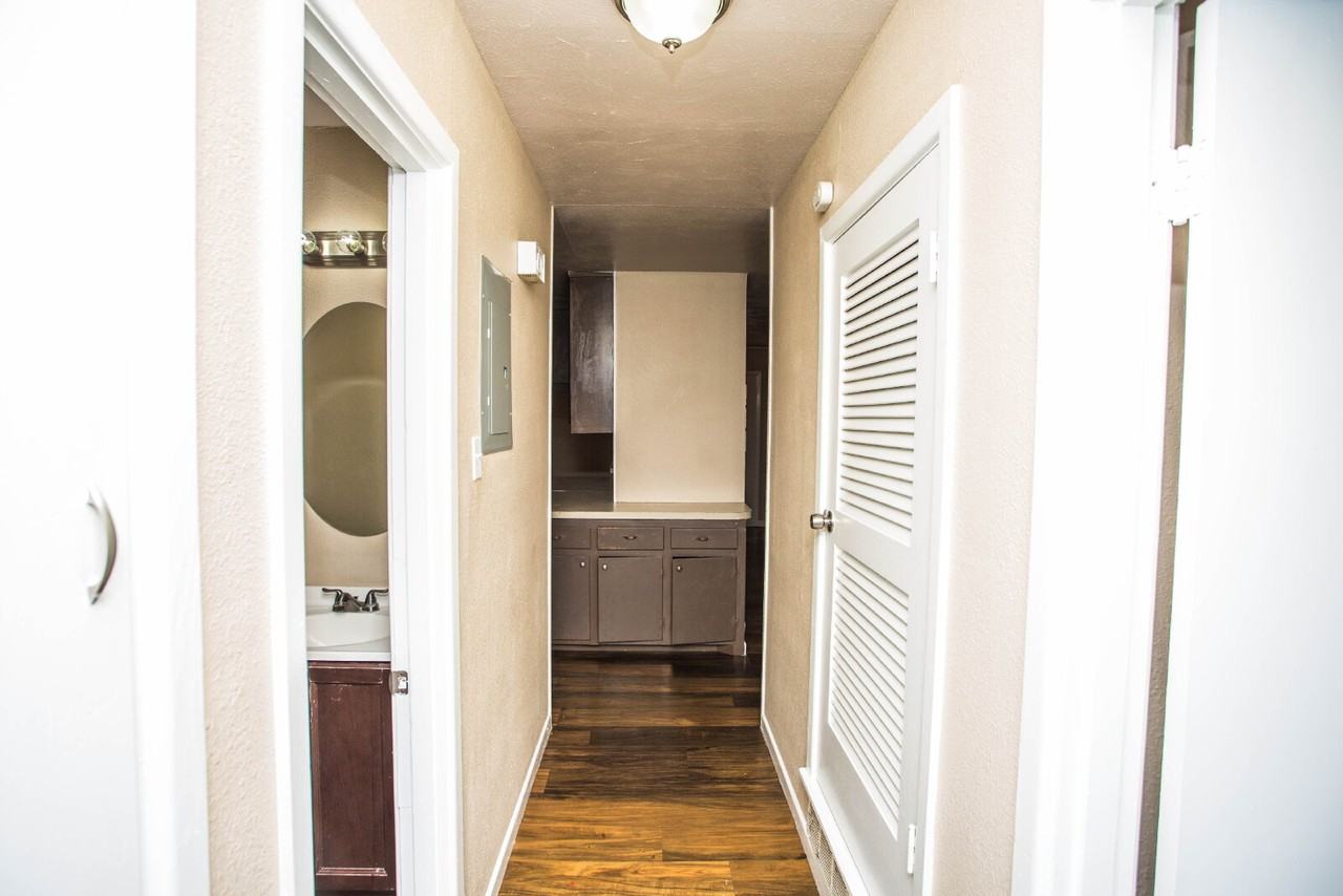 2811 43rd St #10 - Photo 2 of 33