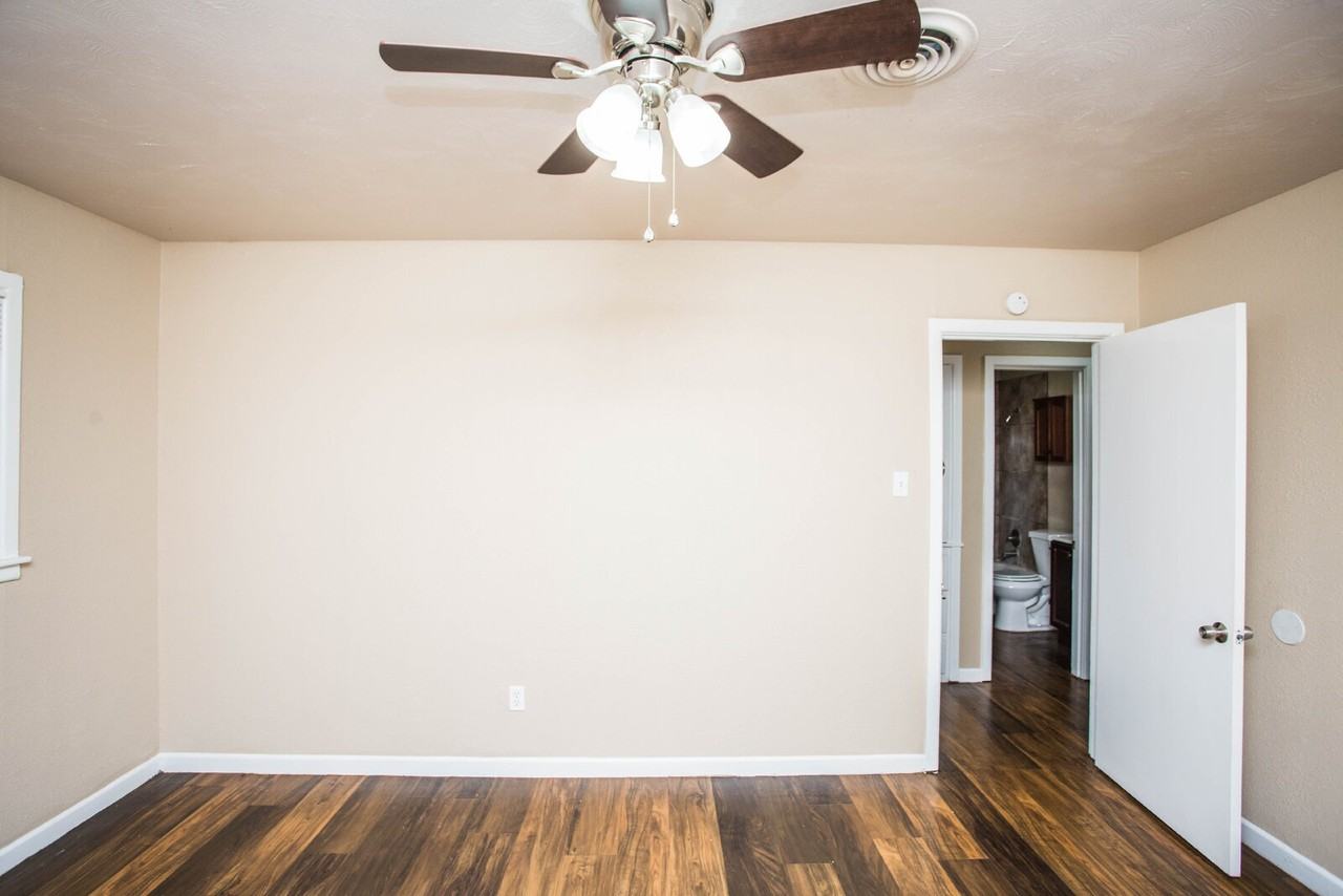 2811 43rd St #10 - Photo 6 of 33