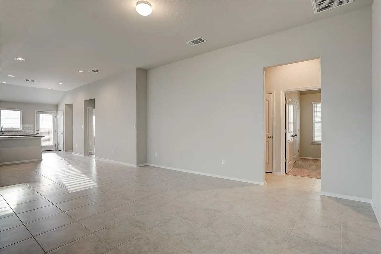 171 White Dunes Dr - Photo 2 of 32