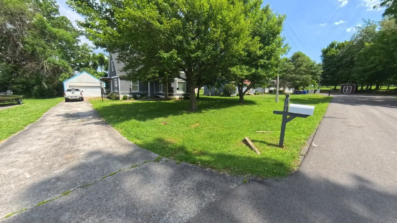 504 Willow Ln - Photo 4 of 23