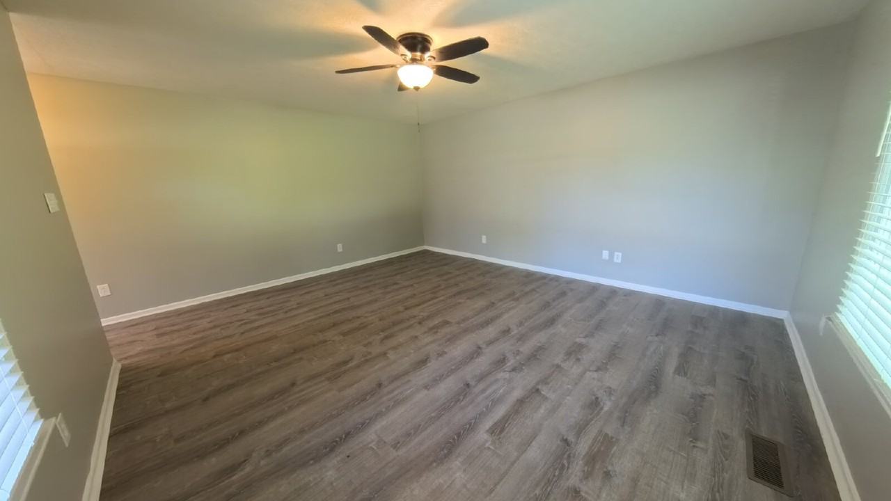 504 Willow Ln - Photo 7 of 23