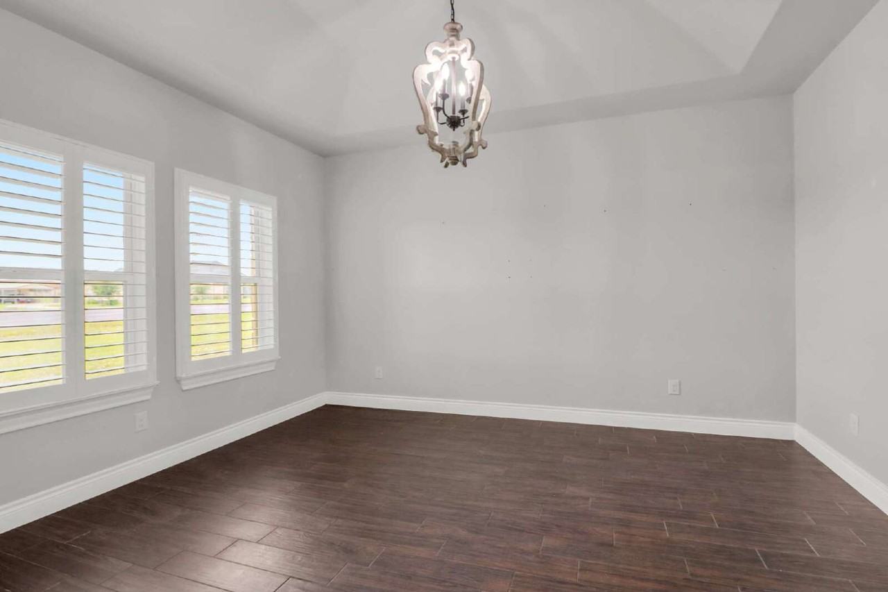 380 Abrego Lake Dr - Photo 7 of 38