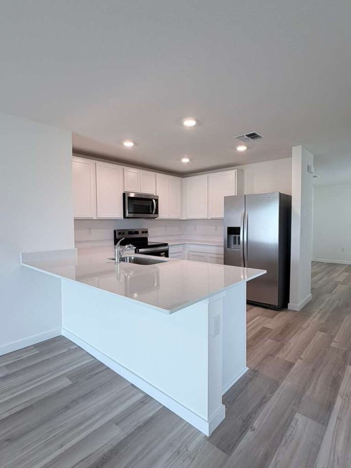 9233 SW 47th court - Photo 3 of 15