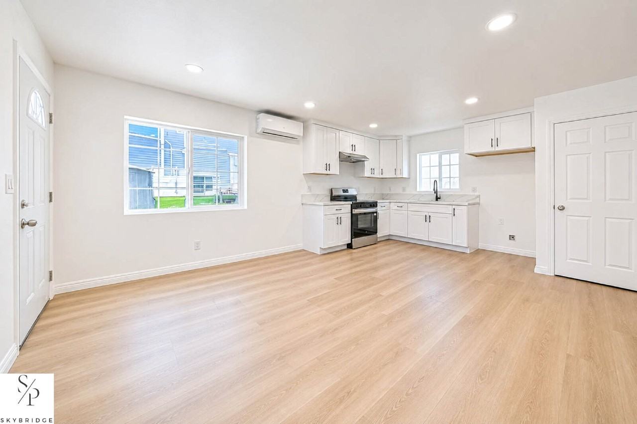 1428 W 59th St - Photo 2 of 20