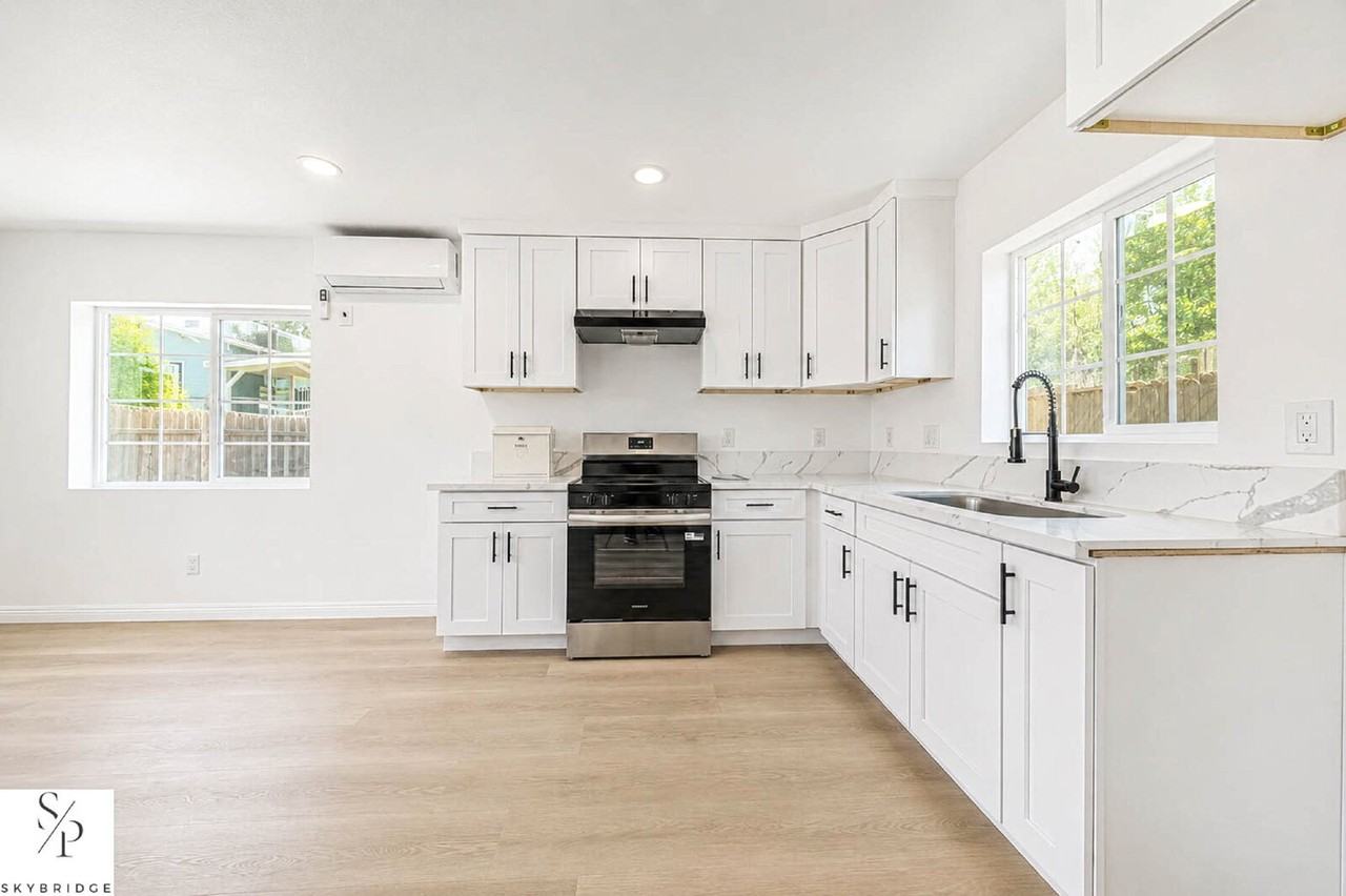 1428 W 59th St - Photo 4 of 20