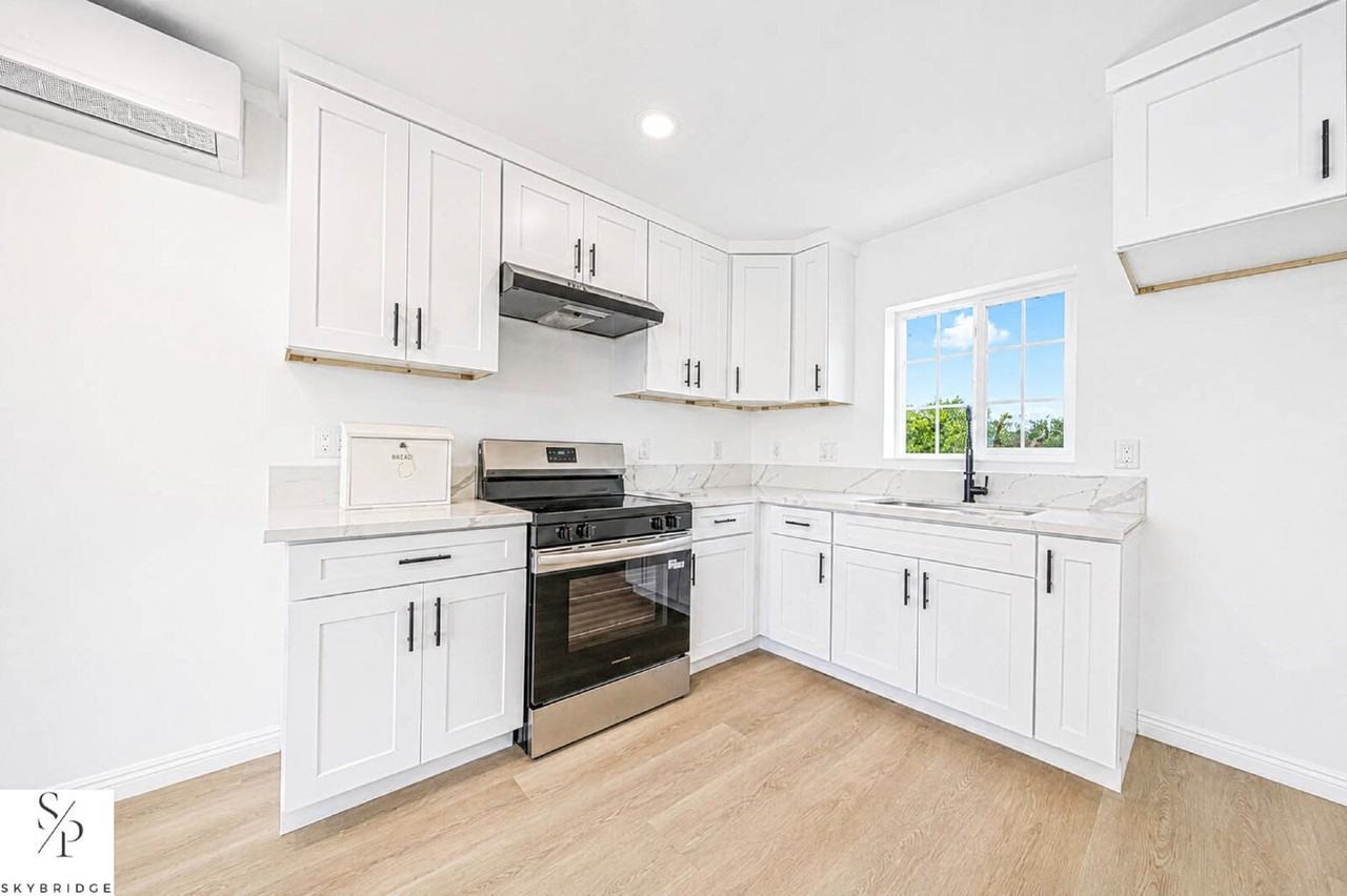 1428 W 59th St - Photo 5 of 20