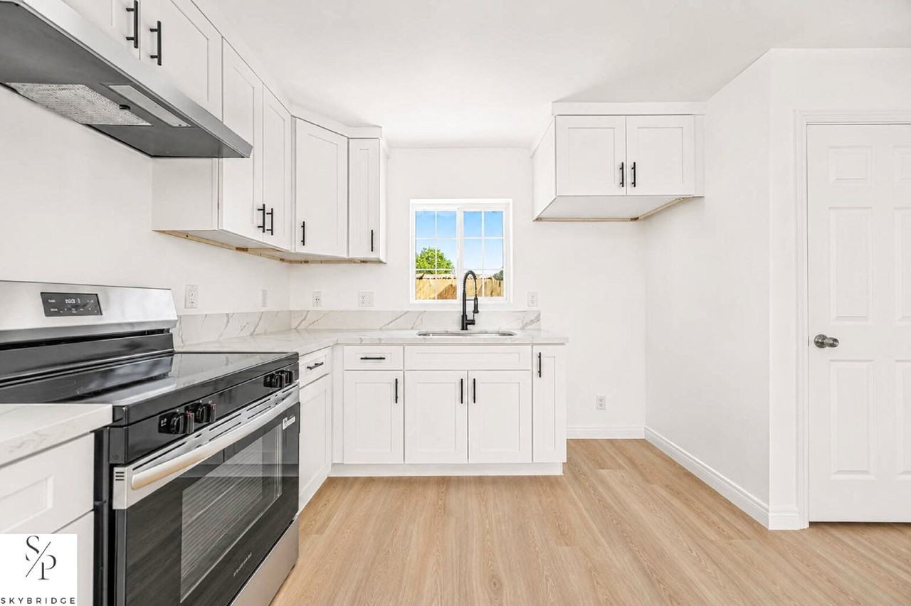 1428 W 59th St - Photo 6 of 20