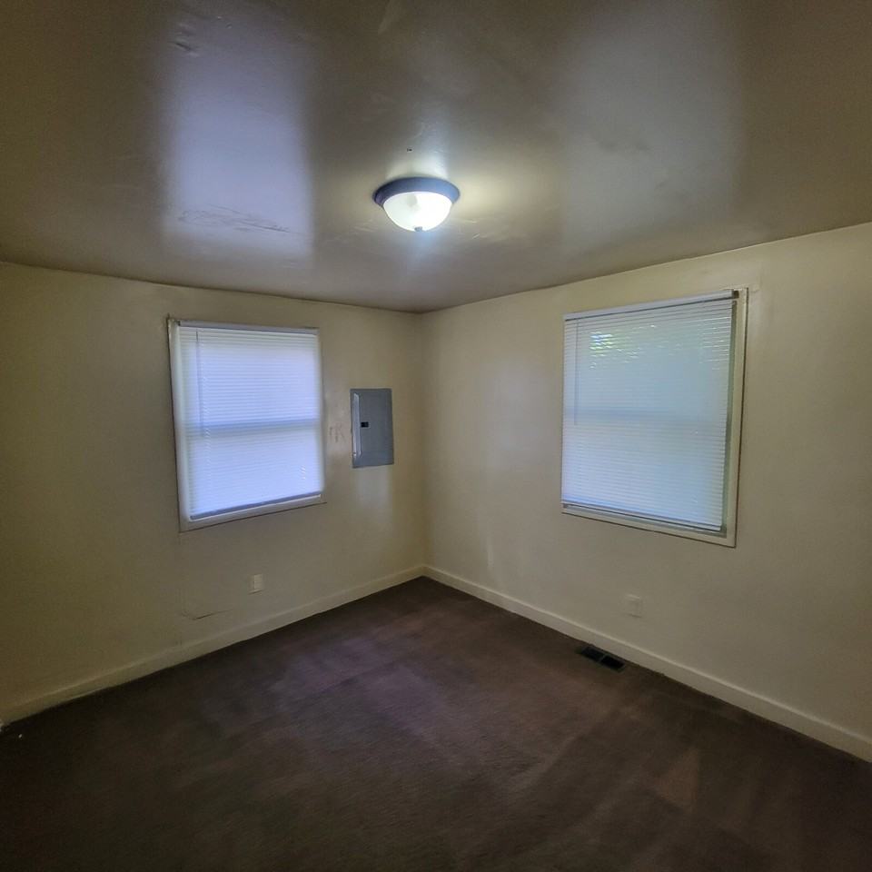 1602 S Butler Ave - Photo 2 of 7