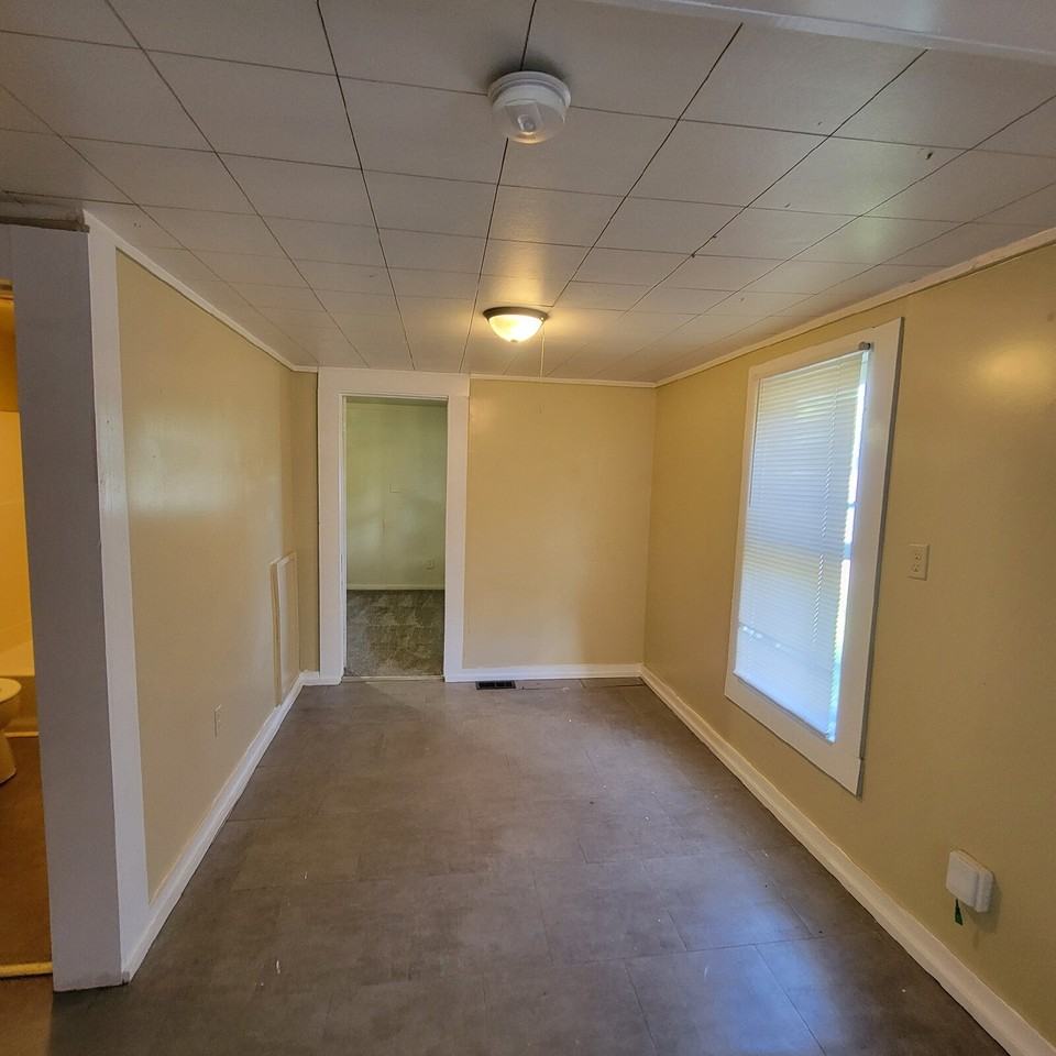 1602 S Butler Ave - Photo 4 of 7
