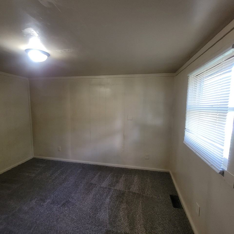 1602 S Butler Ave - Photo 6 of 7