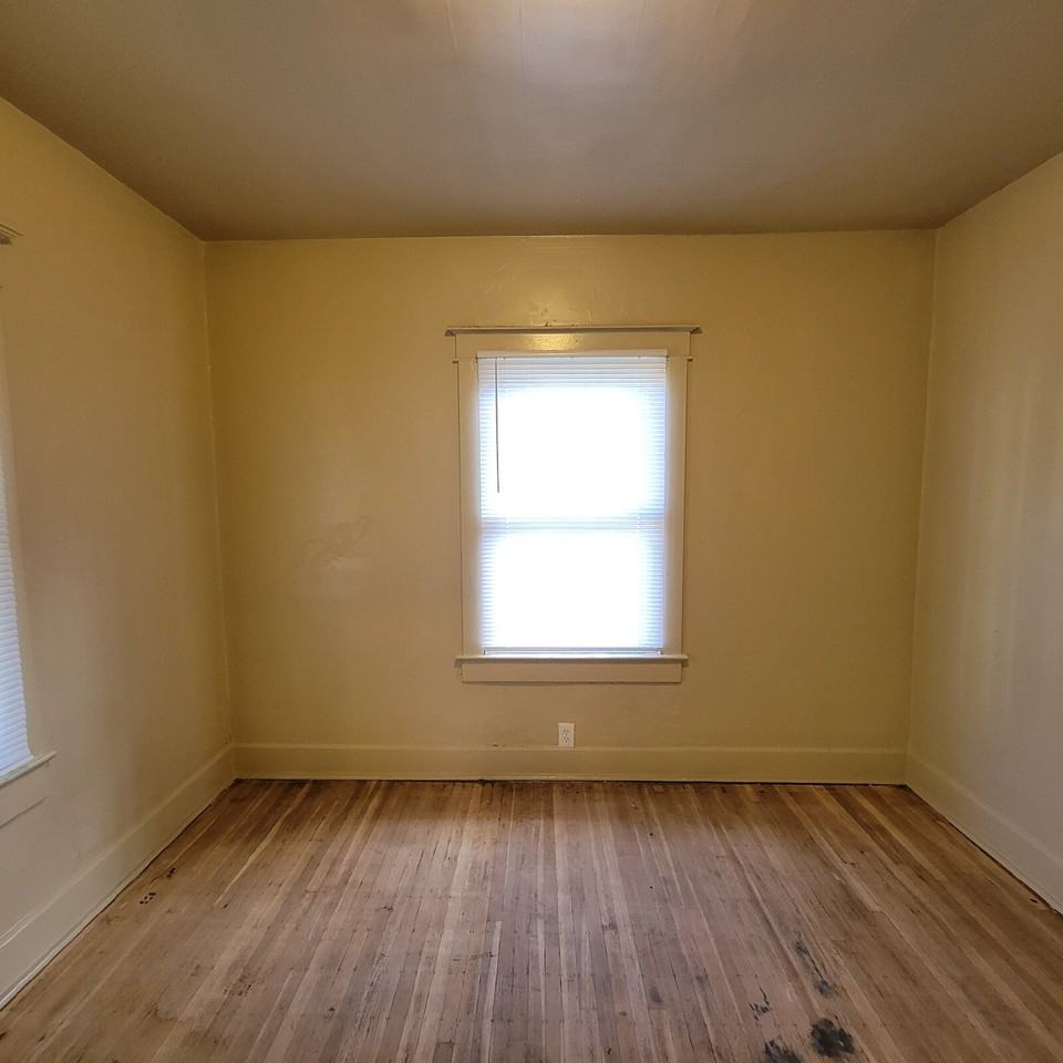 1231 Shepard St - Photo 3 of 7