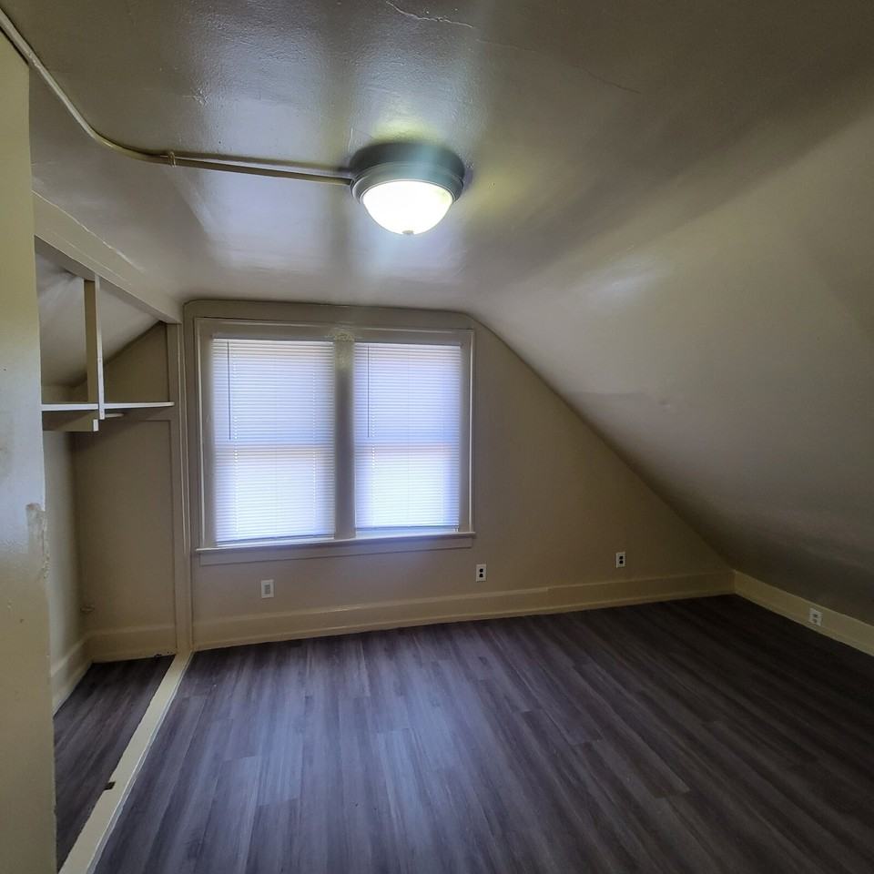 1613 Lawton Ave - Photo 2 of 7