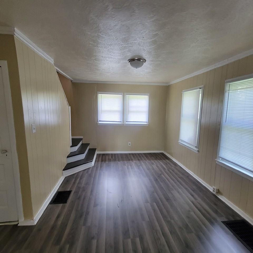 1613 Lawton Ave - Photo 3 of 7