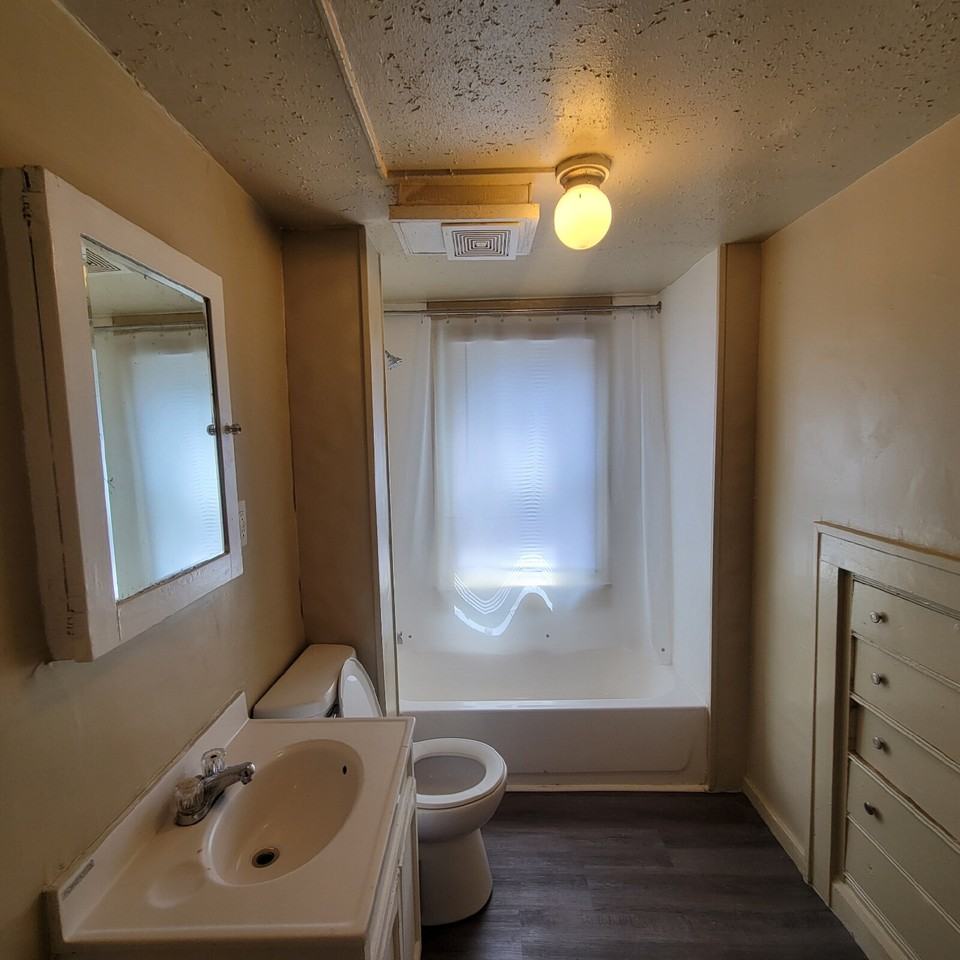 1613 Lawton Ave - Photo 4 of 7