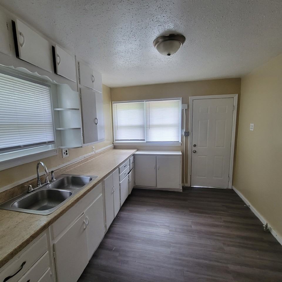 1613 Lawton Ave - Photo 6 of 7