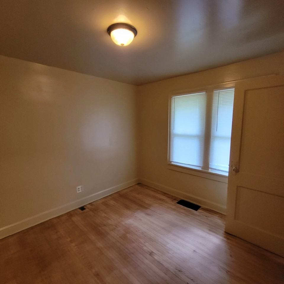 327 S Lockburn St - Photo 3 of 6