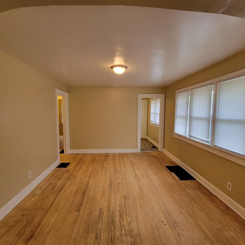 327 S Lockburn St - Photo 4 of 6