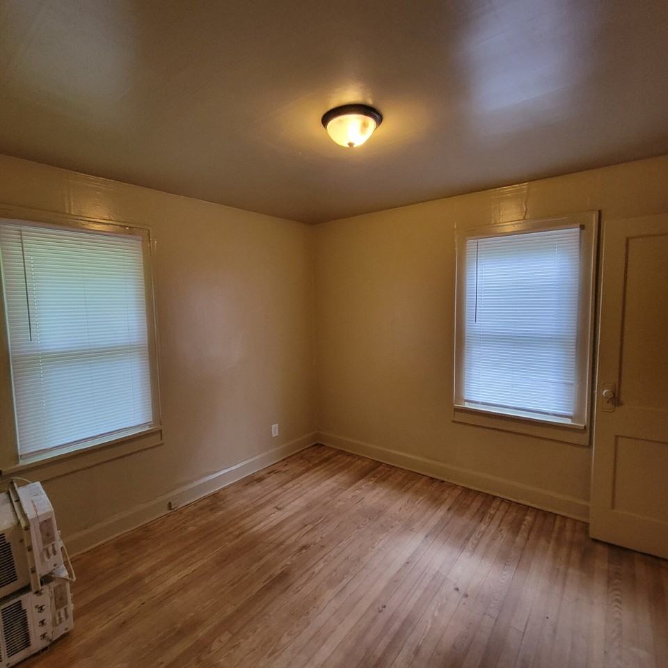 327 S Lockburn St - Photo 5 of 6