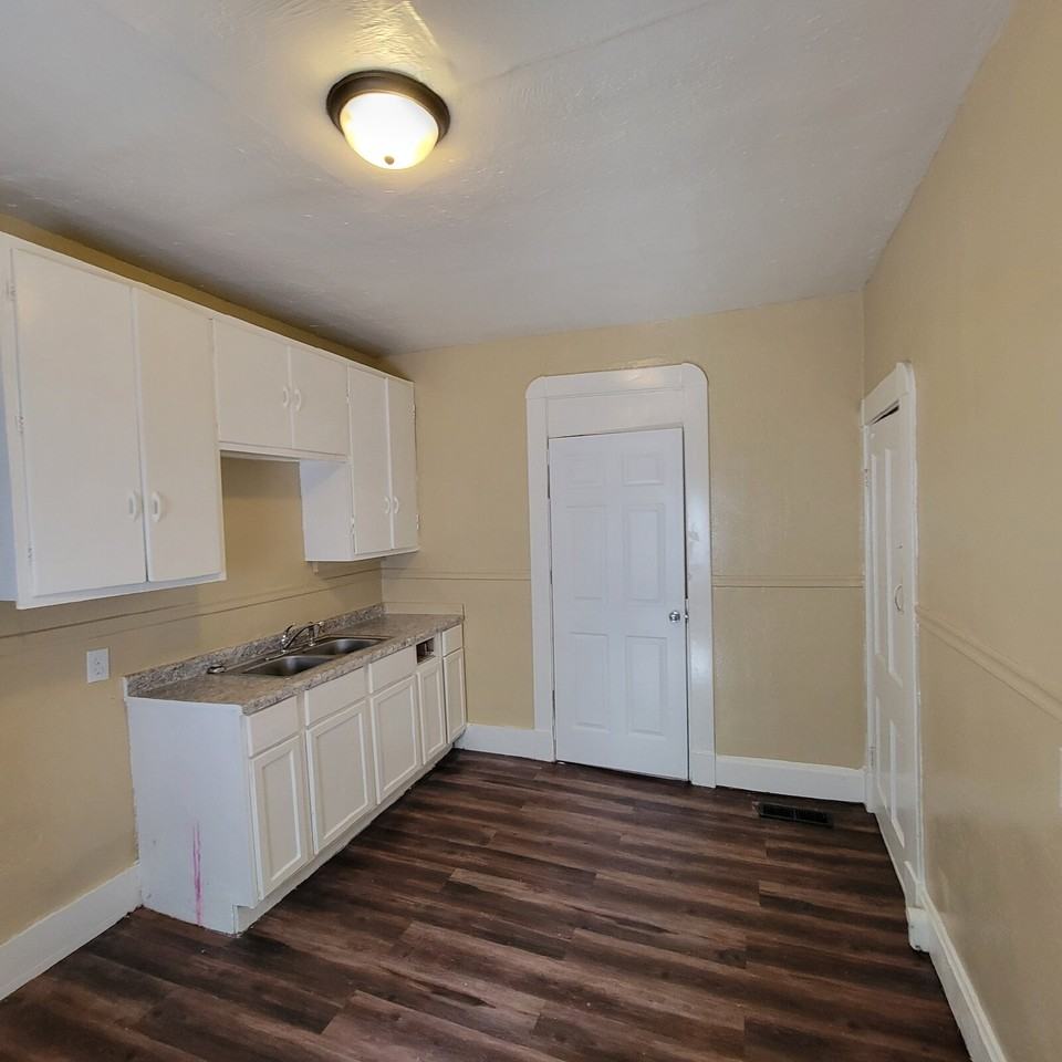 449 W 29th St - Photo 6 of 9