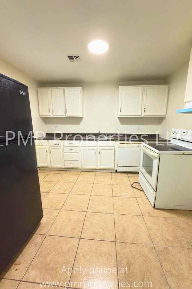 1808 Nw Williams Ave - Photo 2 of 9