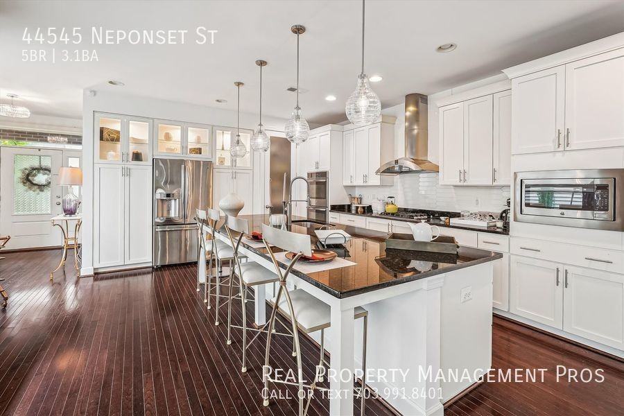 44545 Neponset St - Photo 3 of 50