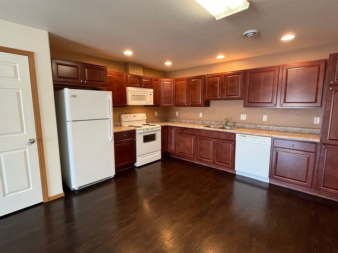 505 505 16 Ave Circle NE #6 - Photo 3 of 17