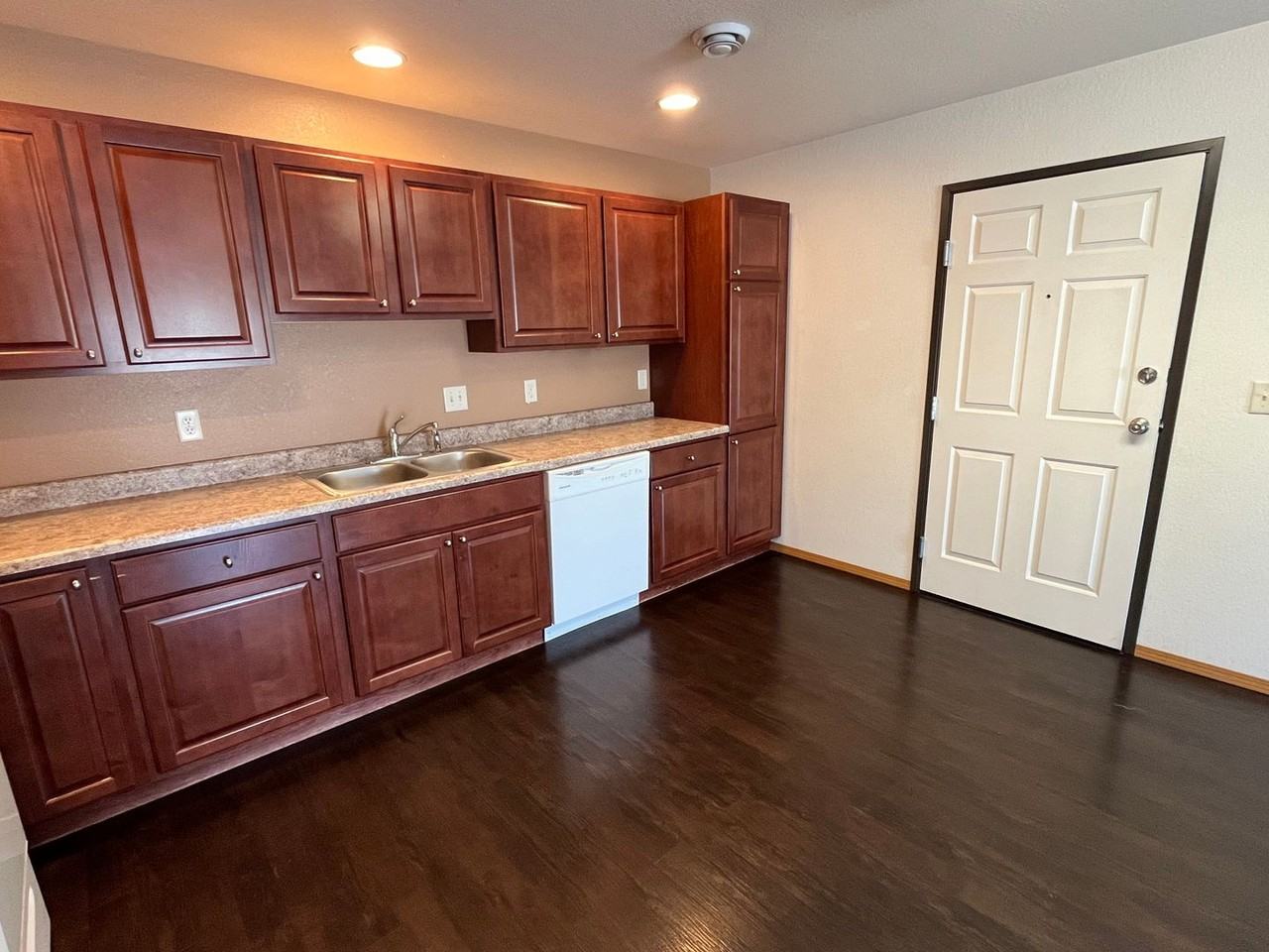 505 505 16 Ave Circle NE #6 - Photo 4 of 17
