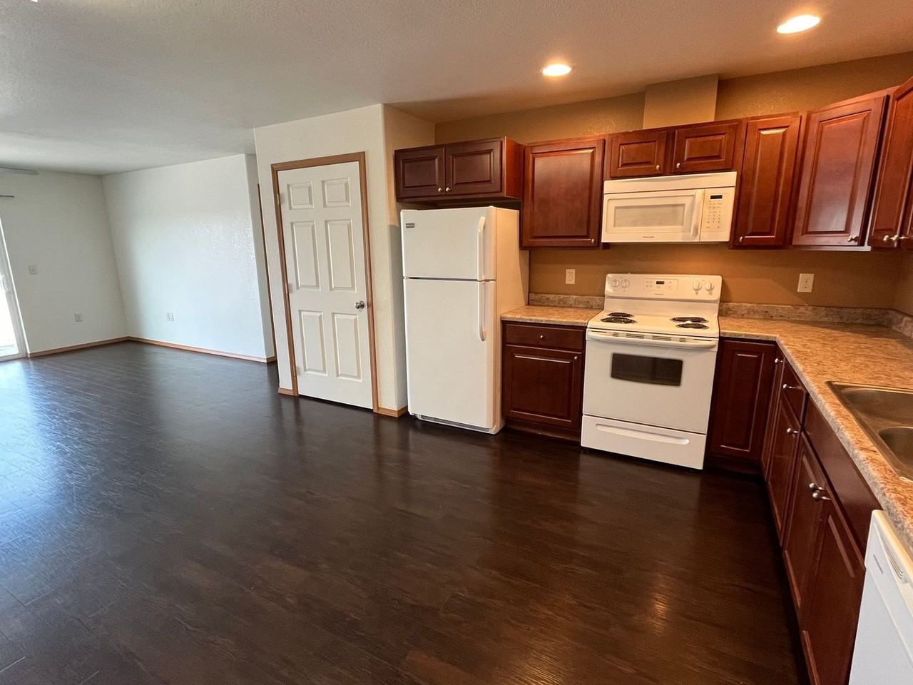 505 505 16 Ave Circle NE #6 - Photo 5 of 17