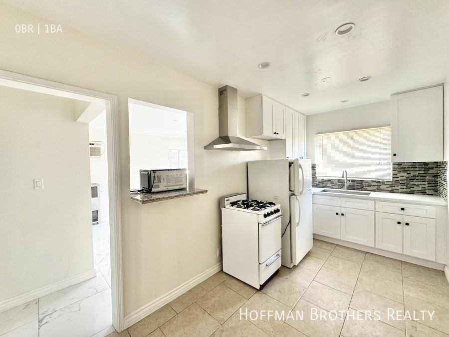 1209 S La Cienega Blvd #1209 - Photo 2 of 11